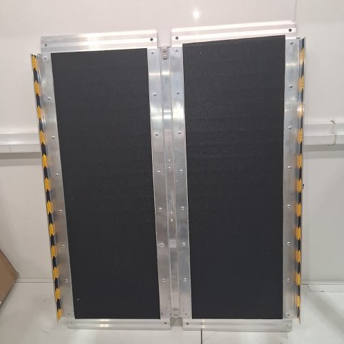 VEVOR PORTABLE FOLDING WHEELCHAIR RAMP - 3FT - 800LBS (MODEL: HXZDPD36) image 3