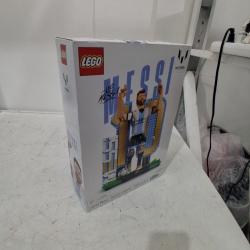 958PC LEGO LIONEL MESSI – SOCCER LEGEND SET (MODEL: 43015) image 3