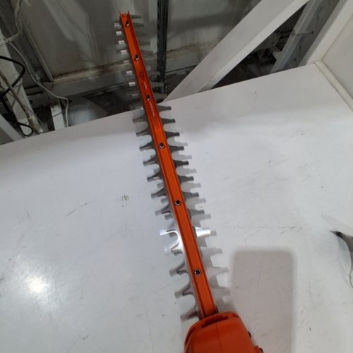 BLACK+DECKER 20V BARE MAX LITHIUM ION CORDLESS HEDGE TRIMMER *TOOL ONLY* (MODEL: LHT2220) image 2