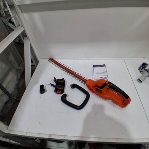 BLACK+DECKER 20V BARE MAX LITHIUM ION CORDLESS HEDGE TRIMMER *TOOL ONLY* (MODEL: LHT2220) image 3