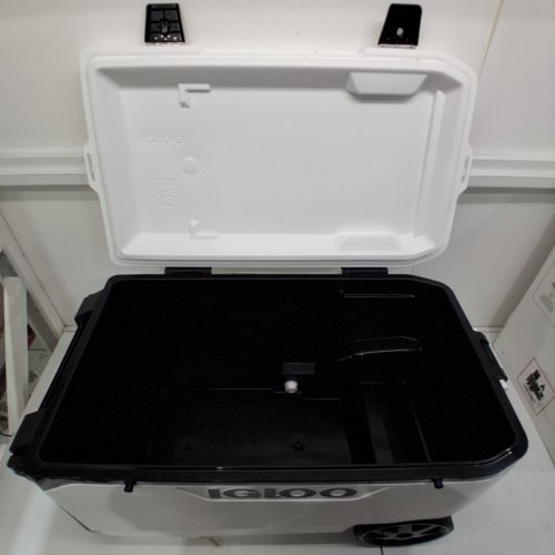 IGLOO MAXCOLD LATITUDE FLIP AND TOW WHEELED COOLER - 90QT/85L- WHITE (MODEL:4905551) image 3