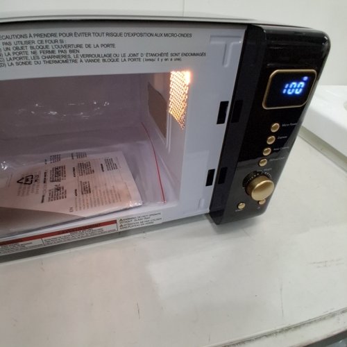 FRIGIDAIRE RETRO MICROWAVE OVEN - 0.7CU.FT - 700W - RETRO BLACK/GOLD (MODEL: EMW788-BLACKGLD) image 2
