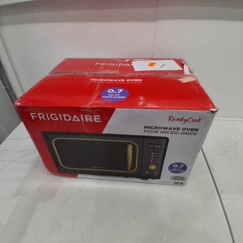 FRIGIDAIRE RETRO MICROWAVE OVEN - 0.7CU.FT - 700W - RETRO BLACK/GOLD (MODEL: EMW788-BLACKGLD) image 5