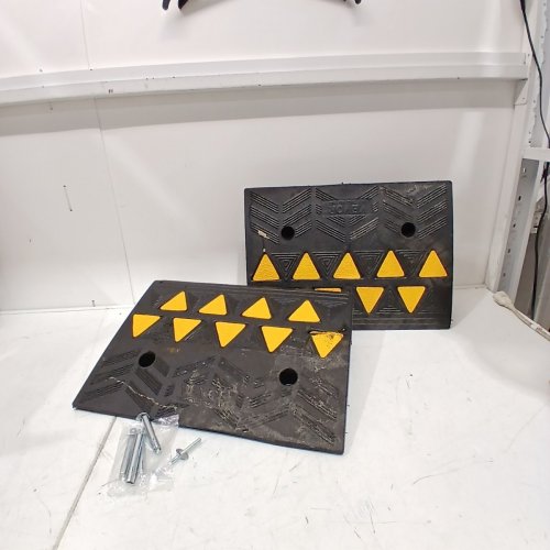 2pk VEVOR NON-SLIP HIGH-VISIBILITY RUBBER CURB RAMP - 6" X 14.5" X 19.5"- BLACK/YELLOW (MODEL: KR-05) image 2