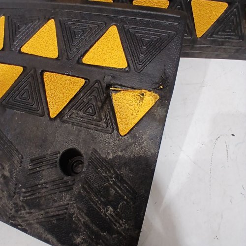 2pk VEVOR NON-SLIP HIGH-VISIBILITY RUBBER CURB RAMP - 6" X 14.5" X 19.5"- BLACK/YELLOW (MODEL: KR-05) image 3