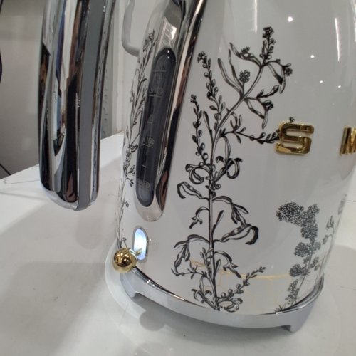 SMEG HONEYCOMB ELECTRIC KETTLE - 120 V, 1500W - WHITE image 2