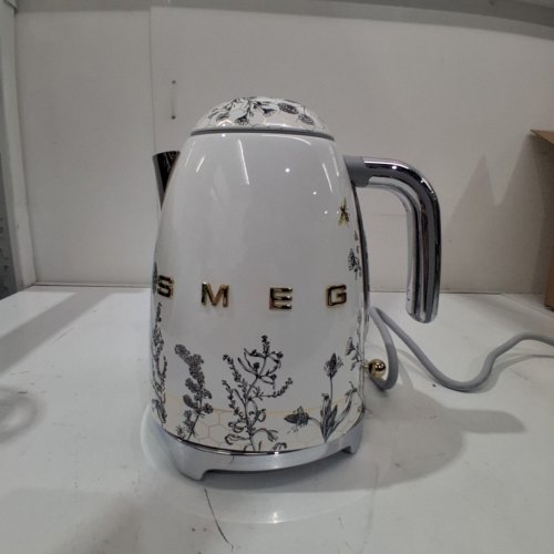 SMEG HONEYCOMB ELECTRIC KETTLE - 120 V, 1500W - WHITE image 4