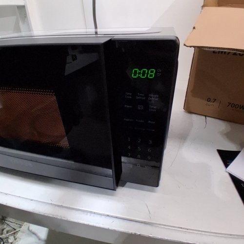 BLACK + DECKER 10 POWER LEVEL COMPACT COUNTERTOP MICROWAVE - 0.7 CU.FT / 700W - BLACK (MODEL: EM720CP7/CA) image 4