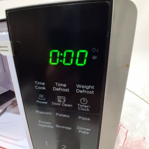 BLACK+DECKER DIGITAL MICROWAVE OVEN WITH TURNTABLE AND PUSH-BUTTON DOOR - 0.9CU.FT - 1400W - BLACK (MODEL: EM925AB9-P) image 2