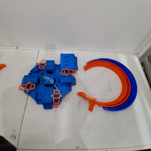 HOT WHEELS CRISS CROSS CRASH MOTORIZED TRACK SET WITH 4 HIGH SPEED CRASH ZONES - BLUE/ORANGE (MODEL: DTN42) image 2