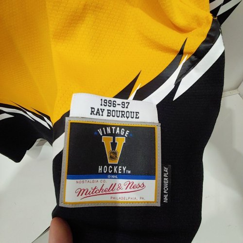 MITCHELL & NESS RAY BOURQUE 1996/97 CAPTAIN PATCH BLUE LINE BOSTON BRUINS PLAYER HOCKEY JERSEY - EXTRA LARGE - BLACK / WHITE / YELLOW (STYLE: JY8980-BBNGOLD-XL) image 3