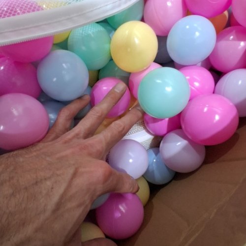 1000PK AMAZON BASICS BPA FREE PLASTIC BALL-PIT BALLS WITH STORAGE BAG - 2.3" DIAMETER - PASTEL COLORS image 3