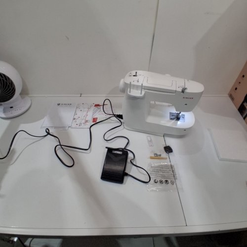 SINGER LIGHTWEIGHT PORTABLE SEWING MACHINE WITH ACCESSORY KIT AND LED LIGHT - 57 STITCH APPLICATIONS - 1 STEP BUTTON HOLE - WHITE (MODEL: M1500) image 2