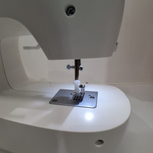 SINGER LIGHTWEIGHT PORTABLE SEWING MACHINE WITH ACCESSORY KIT AND LED LIGHT - 57 STITCH APPLICATIONS - 1 STEP BUTTON HOLE - WHITE (MODEL: M1500) image 5