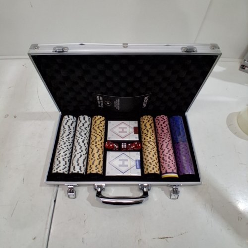 300PC HEITOK CLAY POKER CHIP SET WITH ALUMINUM CARRYING CASE - ASSORTED COLORS (MODEL: XY-8312) image 2