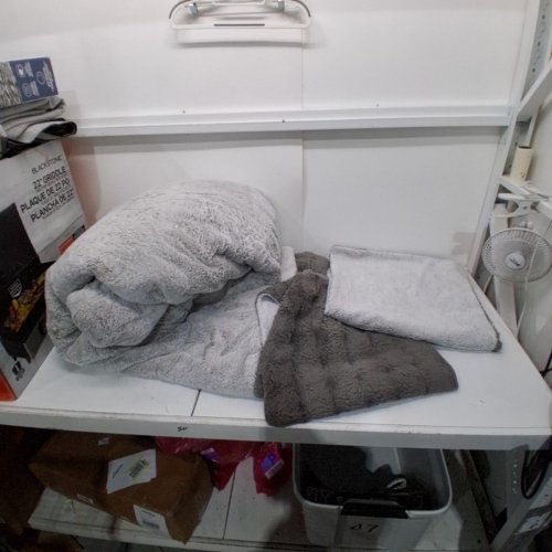 3PC FRYE FAUX FUR COMFORTER SET - KING - GREY (MODEL:1796288) image 2