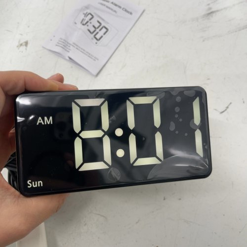 GOLOZA DIGITAL ALARM CLOCK WITH LARGE DISPLAY - WOOD GRAIN - (MODEL: GE933) image 2