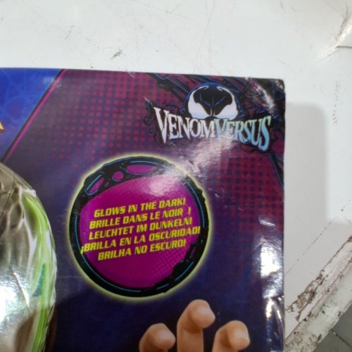 MARVEL SPIDER-MAN VENOM VESRUS GLOW IN THE DARK MASK - WITH TEN SOUNDS & PHRASES - 5+ - BLACK / WHITE/ GREEN image 6