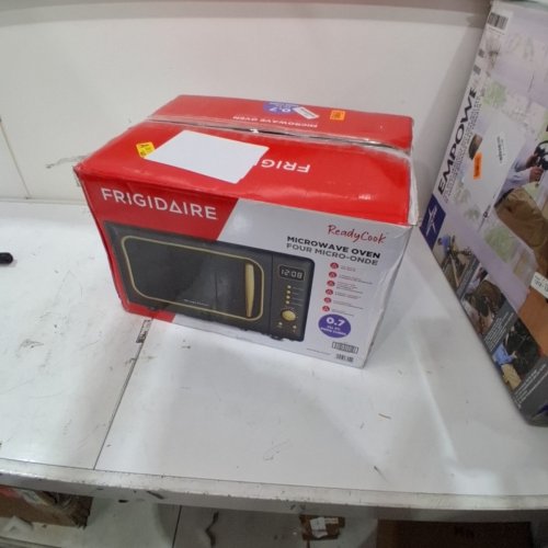 FRIGIDAIRE RETRO MICROWAVE OVEN - 0.7CU.FT - 700W - BLACK/GOLD (MODEL: EMW788-BLACKGLD) image 7