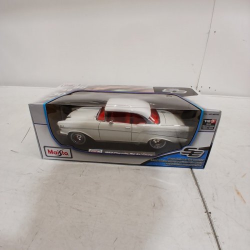 MAISTO DIE-CAST 1957 CHEVROLET BEL AIR MODEL CAR - 1:18 SCALE - WHITE image 2