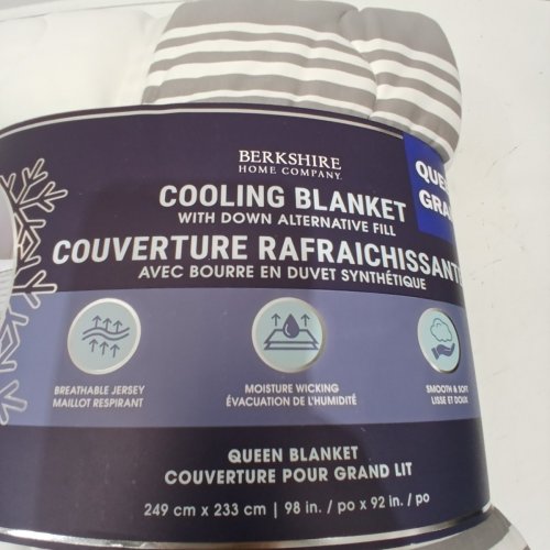 BERKSHIRE REVERSIBLE DOWN-ALTERNATIVE COOLING BLANKET - GREY/WHITE - BLUE (MODEL: 1986200) image 3