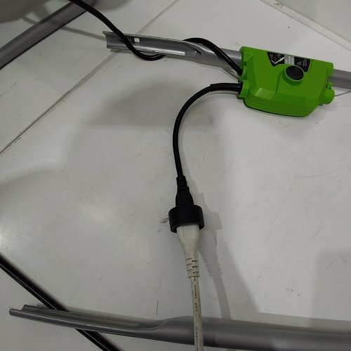 GREENWORKS 13 AMP 20" CORDED SNOW THROWER - GREEN/BLACK (MODEL: 2600502) image 2