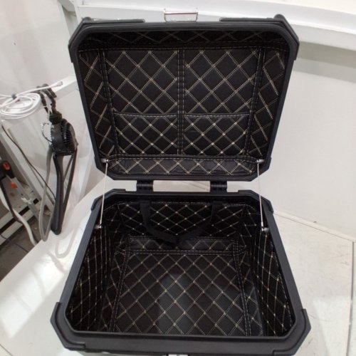 KEMIMOTO UNIVERSAL WATERPROOF DETACHABLE MOTORCYCLE ALUMINUM ALLOY TOP CASE/TRUNK WITH LINING, LOCK & BACK CUSHION - 17.7" X 15.4 X 13.2" - 56 L - BLACK (MODEL: KMF0304-05908-BK) image 9