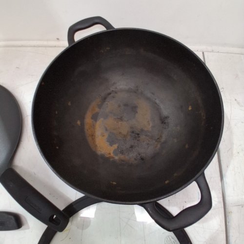 3PC TRAMONTINA PRE-SEASONED CAST IRON DEEP KADAI AND FLAT TAWA COOKWARE SET - 7QT / 11" - BLACK (MODEL: 1901865) image 4