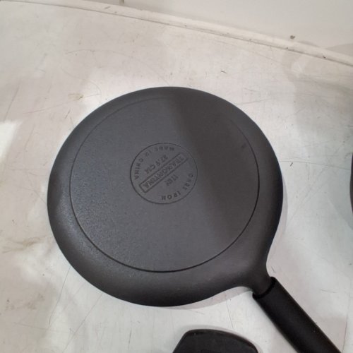 3PC TRAMONTINA PRE-SEASONED CAST IRON DEEP KADAI AND FLAT TAWA COOKWARE SET - 7QT / 11" - BLACK (MODEL: 1901865) image 8