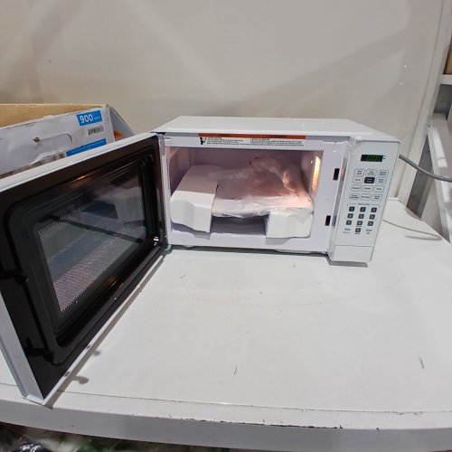 DANBY COUNTERTOP MICROWAVE WITH 10 POWER LEVELS, 6 AUTO-COOK PRESETS, EXPRESS COOK + 30 SEC, AUTO DEFROST & CHILD LOCK, 0.9 CU. FT. 900WATTS, WHITE (MODEL: DBMW0921BWW) image 3