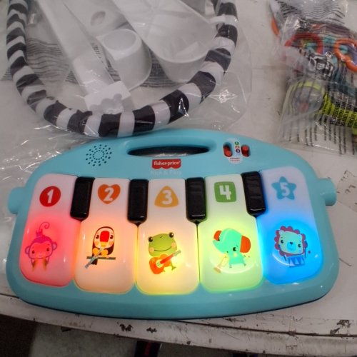 FISHER-PRICE 4-IN-1 BABY SET GLOW AND GROW KICK & PLAY PIANO WITH MAT AND 2 MARACAS (MODEL: HWD95) image 2
