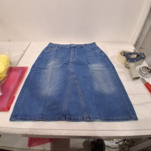 WOMAN'S MID LENGTH DENIM SKIRT - LARGE - BLUE image 2