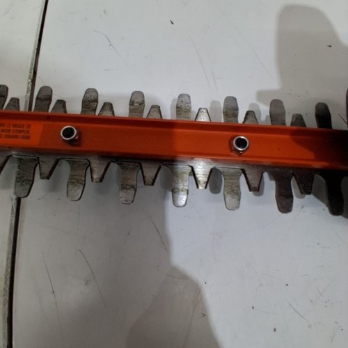 BLACK+DECKER CORDED HEDGE TRIMMER WITH 16" DUAL-ACTION BLADE - ORANGE (MODEL: BEHT100) image 4