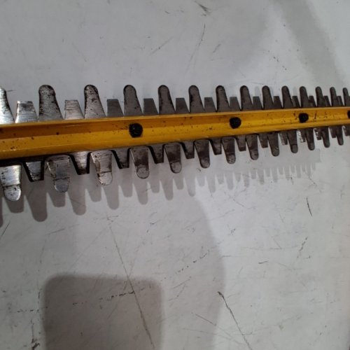 ADOTOCAM CORDLESS POLE HEDGE TRIMMER *TOOL ONLY* - 16" - 20 V - 8FT REACH - YELLOW (MODEL: DPHT400) image 4