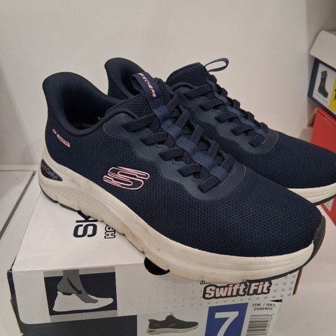 SKECHERS SWIFT FIT SHOES - SIZE 7 - NAVY (ITEM: 2566407) image 2