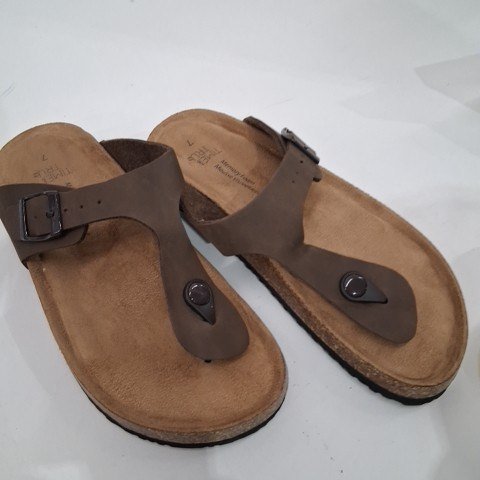 WOMEN'S TIME AND TRU SANDALS - SIZE 7 - BROWN image 2