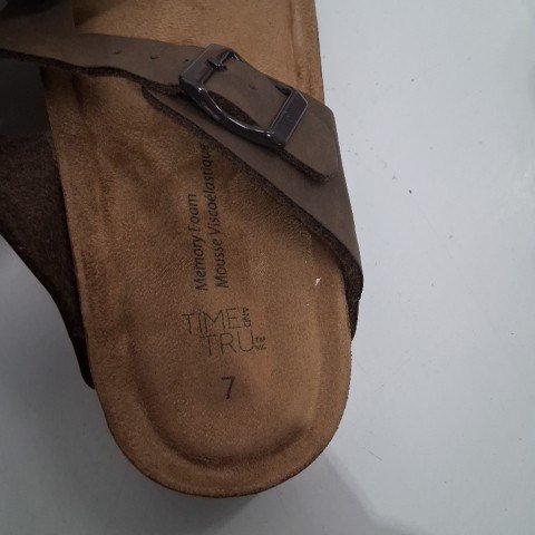 WOMEN'S TIME AND TRU SANDALS - SIZE 7 - BROWN image 4