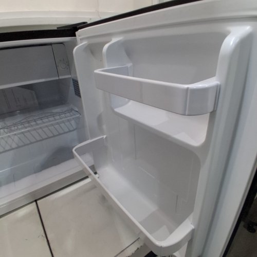 FRIGIDAIRE RETRO STYLE COMPACT MINI FRIDGE - 1.6CU.FT - BLACK (MODEL: EFR176-BLACK-6COM) image 7