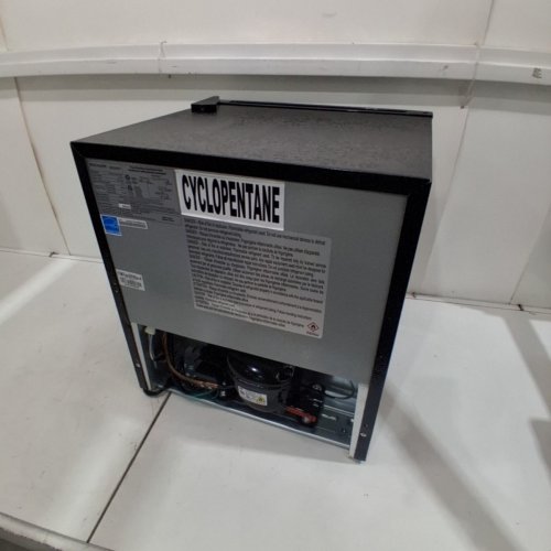FRIGIDAIRE RETRO STYLE COMPACT MINI FRIDGE - 1.6CU.FT - BLACK (MODEL: EFR176-BLACK-6COM) image 9