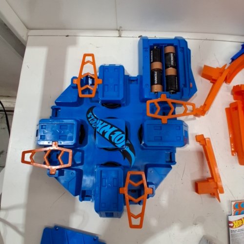 HOT WHEELS CRISS CROSS CRASH MOTORIZED TRACK SET WITH 4 HIGH SPEED CRASH ZONES AND RACE CAR - BLUE/ORANGE (MODEL: DTN42) image 2
