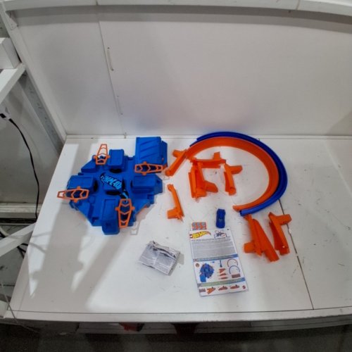 HOT WHEELS CRISS CROSS CRASH MOTORIZED TRACK SET WITH 4 HIGH SPEED CRASH ZONES AND RACE CAR - BLUE/ORANGE (MODEL: DTN42) image 3