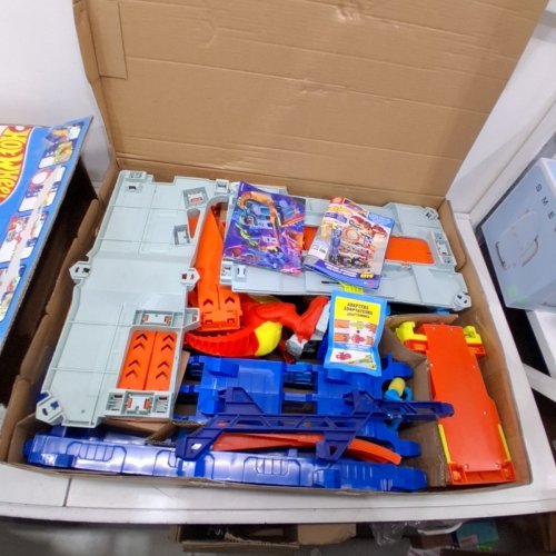 HOT WHEELS LET'S RACE CITY ULTIMATE GARAGE PLAYSET WITH 2 TOY CARS & STORAGE FOR 50+ CARS - MULTICOLOUR (MODEL: HKX48-9566) image 2