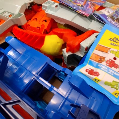 HOT WHEELS LET'S RACE CITY ULTIMATE GARAGE PLAYSET WITH 2 TOY CARS & STORAGE FOR 50+ CARS - MULTICOLOUR (MODEL: HKX48-9566) image 3