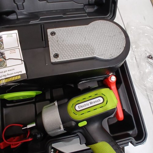 E-HEELP 5-TON HYDRAULIC CAR JACK KIT WITH IMPACT WRENCH & AIR INFLATOR - LCD & TIRE PRESSURE DISPLAY - 12V, 150PSI, 180W - GREEN/BLACK image 4