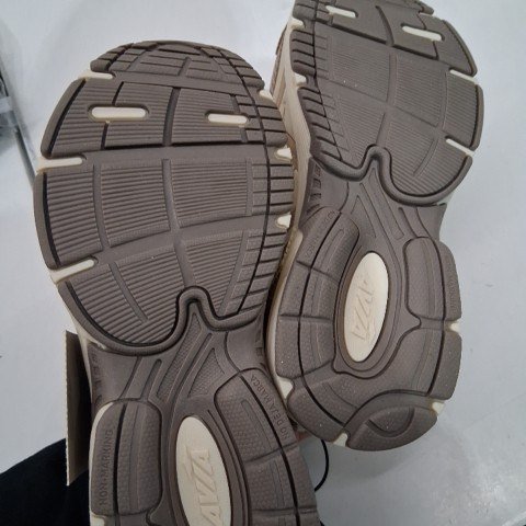BOY'S AVIA ATHLETIC SNEAKERS - SIZE 1 - BEIGE image 2