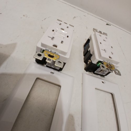 2PK DEWENWILS SELF TEST LED INDICATOR WALL OUTLET & WALL PLATE - 20AMP - WHITE - (MODEL:HGFB20B) image 3