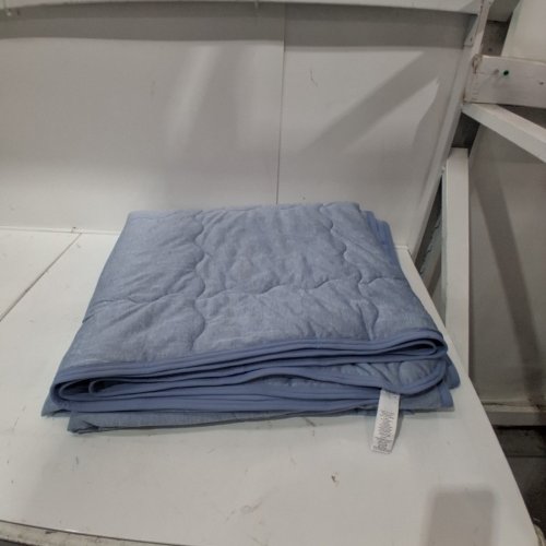 BERKSHIRE REVERSIBLE DOWN-ALTERNATIVE COOLING BLANKET - QUEEN - BLUE (MODEL: 1986200) image 2