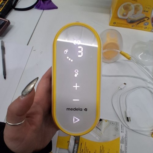 MEDELA FREESTYLE MINI HANDS-FREE DOUBLE ELECTRIC BREAST PUMPS - WHITE/YELLOW image 3