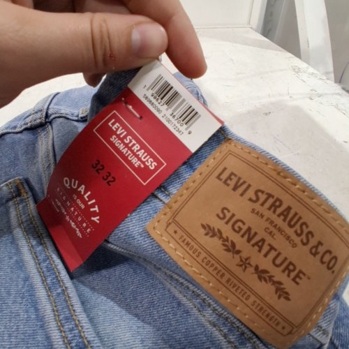 WOMEN'S SIGNATURE LEVI STRAUSS & CO. MID RISE STRAIGHT JEANS - 32W X 32L - BLUE ICE image 2