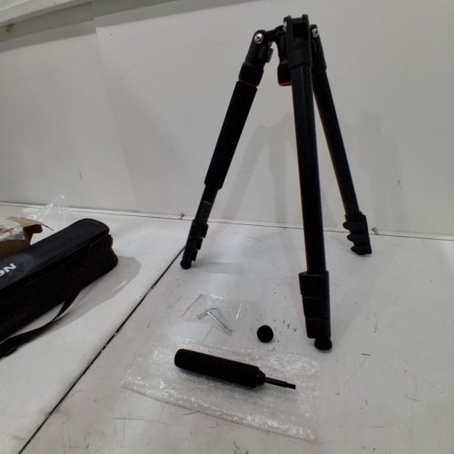 NEEWER BASICS ALUMINUM ALLOY TRAVEL TRIPOD - 90"/22LBS MAX LOAD - BLACK & RED (MODEL: TP63) image 2